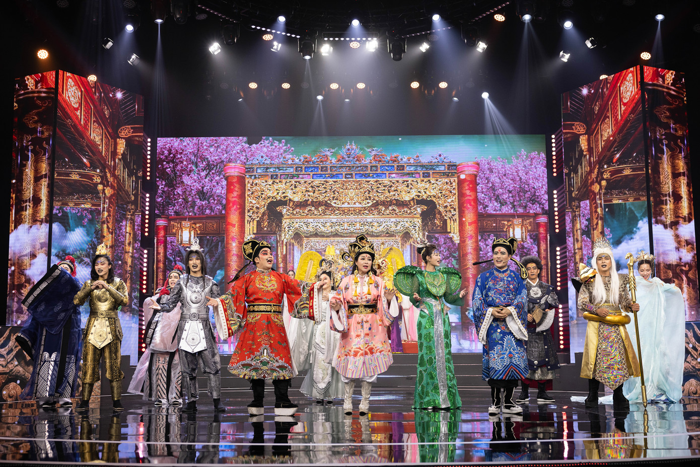 Ông Nam áp lực khi khai thác nghệ sĩ cá tính như Lê Khánh và giảm bớt sự đau thương khi nói về thiên tai, bão lũ. Ông Nam áp lực khi khai thác nghệ sĩ cá tính như Lê Khánh và giảm bớt sự đau thương khi nói về thiên tai, bão lũ.