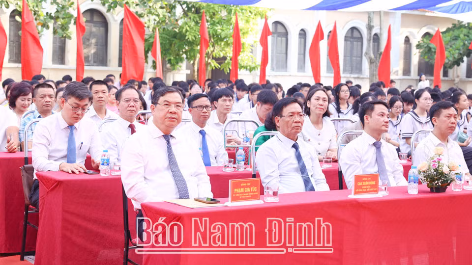 Đồng chí Phạm Gia Túc, Ủy viên BCH Trung ương Đảng, Bí thư Tỉnh ủy và các đại biểu dự Lễ khai giảng. Đồng chí Phạm Gia Túc, Ủy viên BCH Trung ương Đảng, Bí thư Tỉnh ủy và các đại biểu dự Lễ khai giảng.