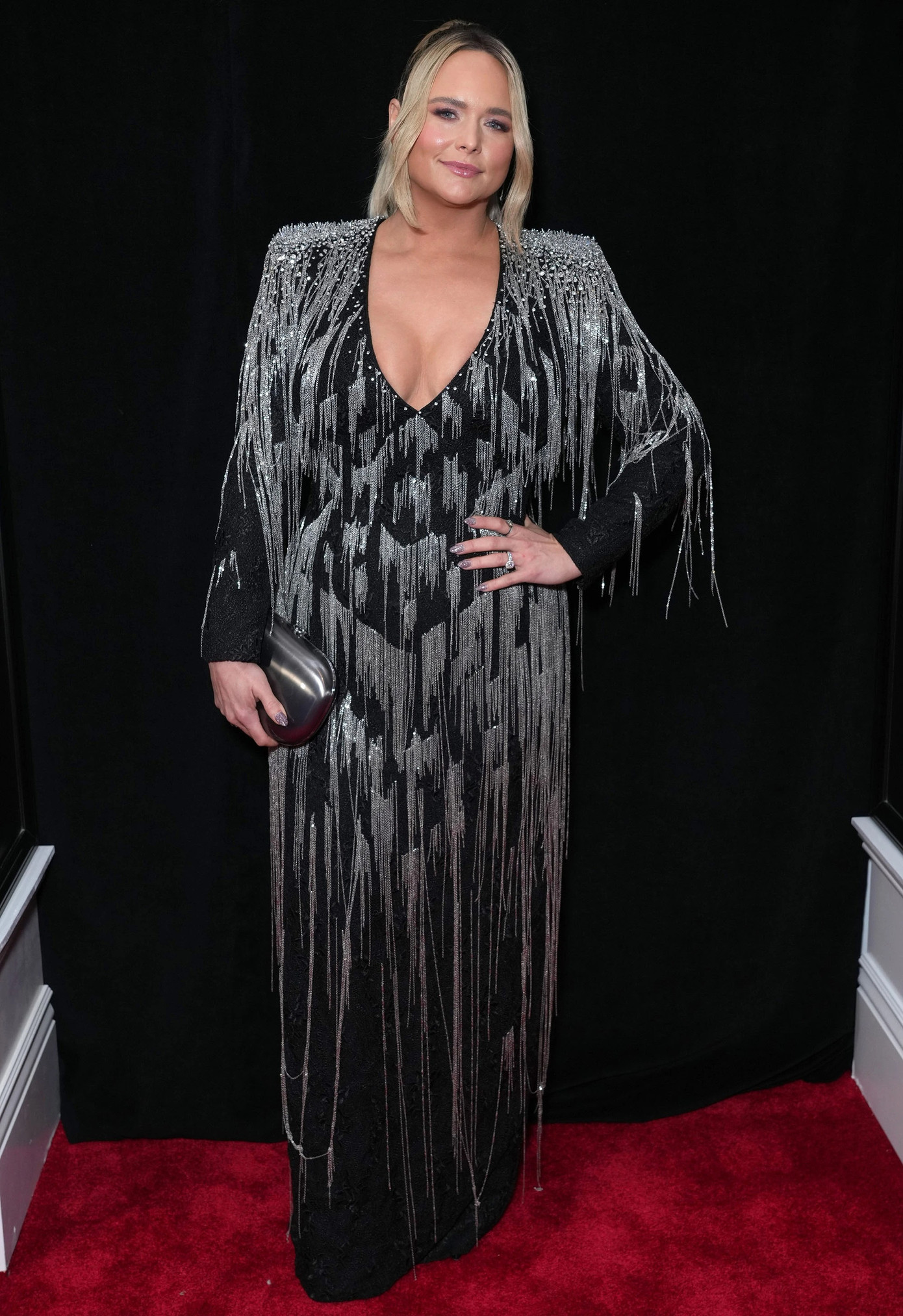 Ngôi sao nhạc đồng quê Miranda Lambert chọn trang phục của nhà mốt Việt Nam. Vợ cũ HLV The Voice Blake Shelton diện trang phục tua rua ấn tượng, hiệu ứng 3D của Lê Thanh Hòa để dự Grammy 2023. Ngôi sao nhạc đồng quê Miranda Lambert chọn trang phục của nhà mốt Việt Nam. Vợ cũ HLV The Voice Blake Shelton diện trang phục tua rua ấn tượng, hiệu ứng 3D của Lê Thanh Hòa để dự Grammy 2023.