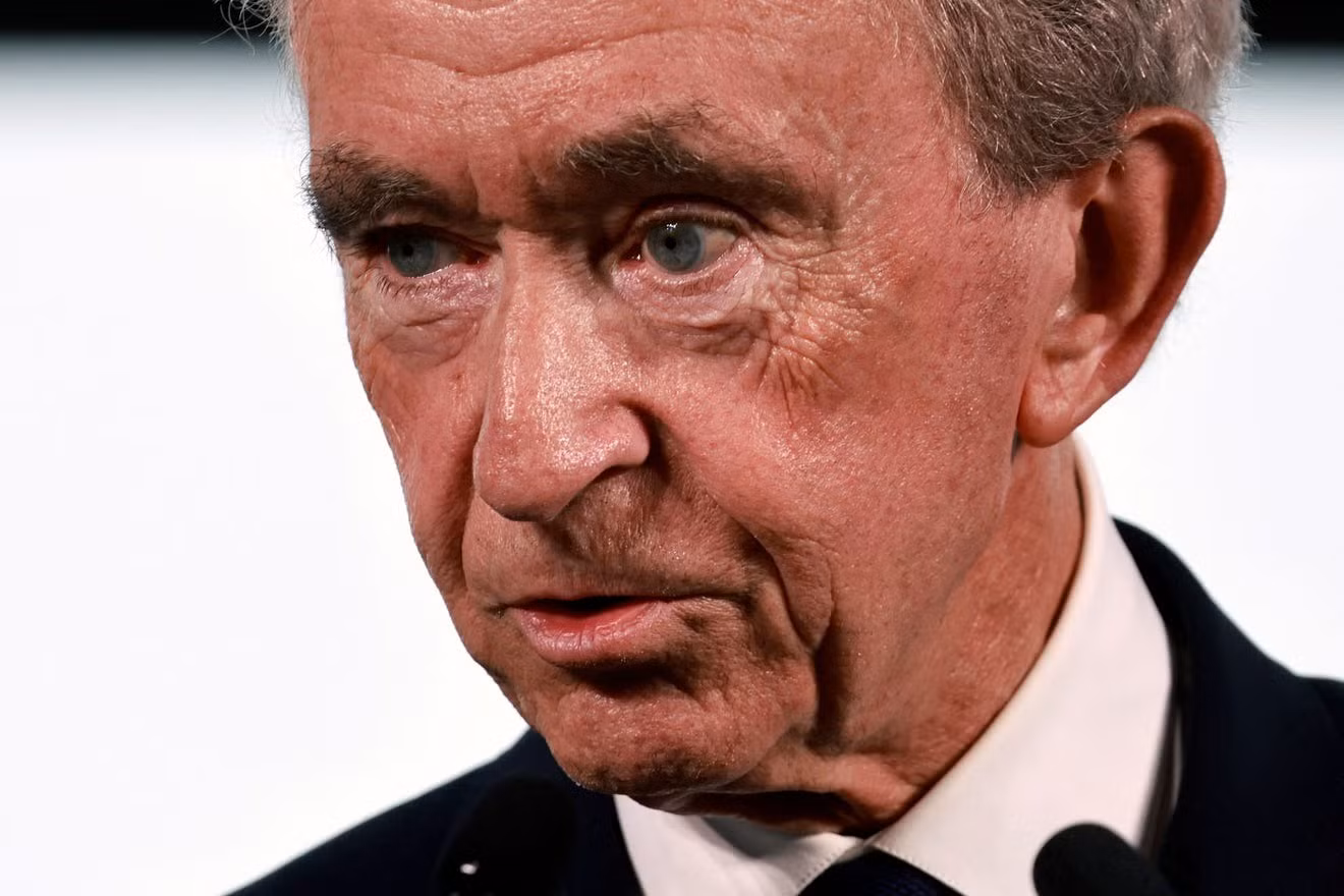 Bernard Arnault giám sát đế chế LVMH gồm 75 thương hiệu thời trang và mỹ phẩm, bao gồm Louis Vuitton và Sephora. Thương vụ mua lại hãng trang sức Tiffany &amp; Co của Mỹ năm 2021 với giá 15,8 tỷ USD được cho là thương vụ xa xỉ lớn nhất từ trước đến nay. Sau nhiều lần trồi sụt, tài sản hiện tại của ông là 233 tỷ USD, đứng đầu danh sách.