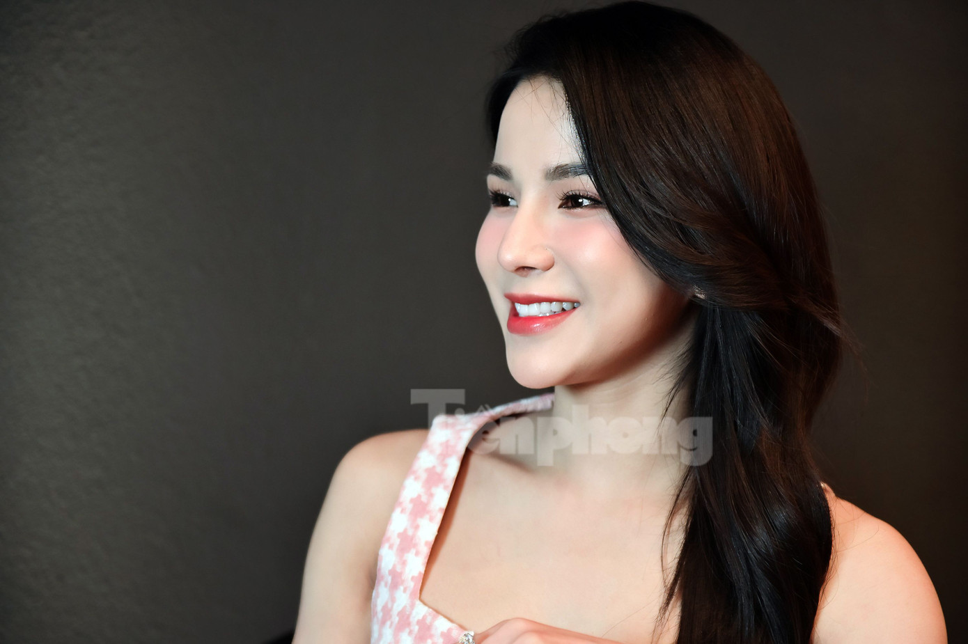 Diệp Lâm Anh tươi tắn trong buổi trò chuyện với Tiền Phong dịp cuối năm, chuẩn bị bước sang năm Giáp Thìn. Người đẹp nhắn nhủ độc giả có một năm đạp gió, rẽ sóng thành công.