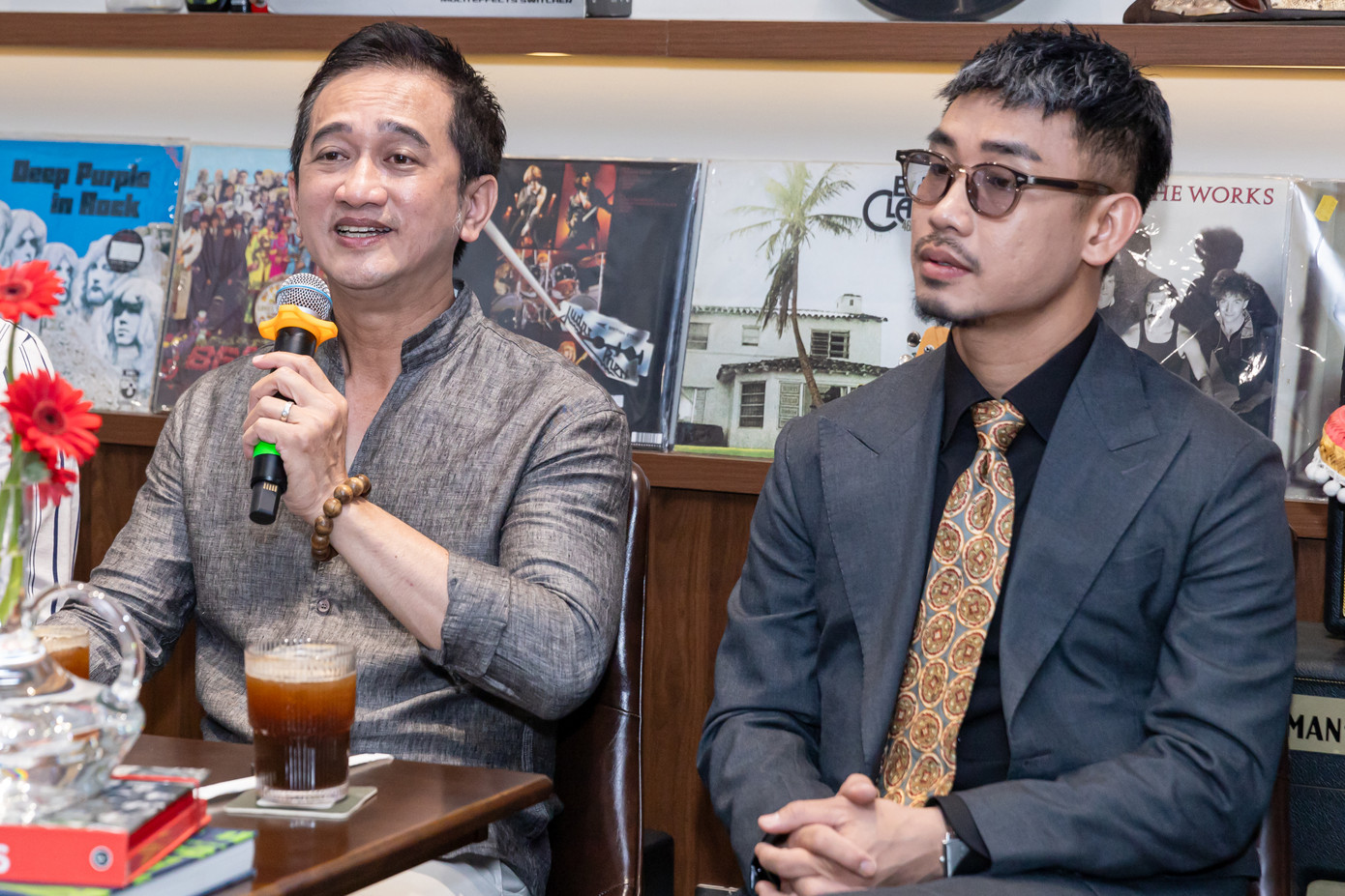 Bác sĩ Minh Đức (trái) viết Nằm mơ quê nhà dựa trên câu chuyện của Tuấn Dũng.