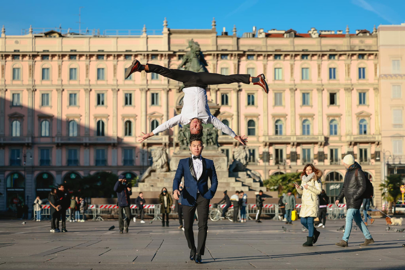 Quốc Nghiệp gửi lời cảm ơn đến những người luôn quan tâm, ủng hộ hai anh em anh suốt hành trình chinh phục kỷ lục thế giới. "Bên cạnh hai anh em luôn có nhiều người yêu thương và trân trọng. Biết ơn ba mẹ, thầy cô luôn chỉ dạy giúp con thực hiện đam mê. Biết ơn gia đình nhỏ luôn là mục tiêu để tôi phấn đấu và không quên lối về", Quốc Nghiệp chia sẻ. Ảnh: Hải An.