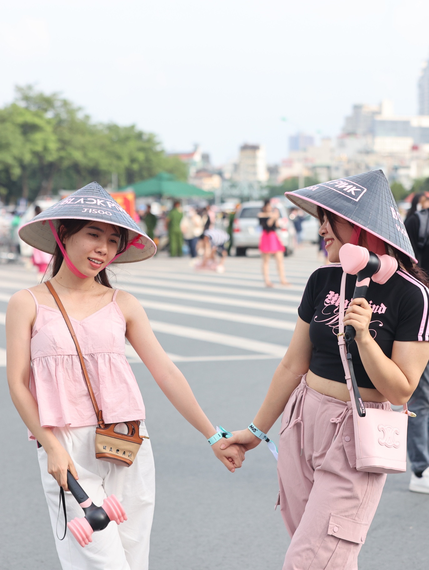 Những bức ảnh tạo dáng &quot;đủ combo&quot; búa hồng, trang phục đen hồng... sắp tràn ngập mạng xã hội. Ai cũng tranh thủ khoe khoảnh khắc &quot;đu idol&quot; thành công ngay tại Việt Nam.