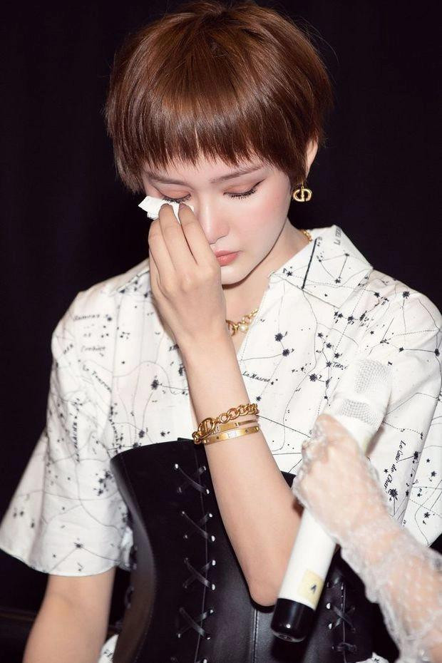 Ngày trở lại của Hiền Hồ gặp nhiều phản ứng trái chiều từ cộng đồng mạng. Ngày trở lại của Hiền Hồ gặp nhiều phản ứng trái chiều từ cộng đồng mạng.