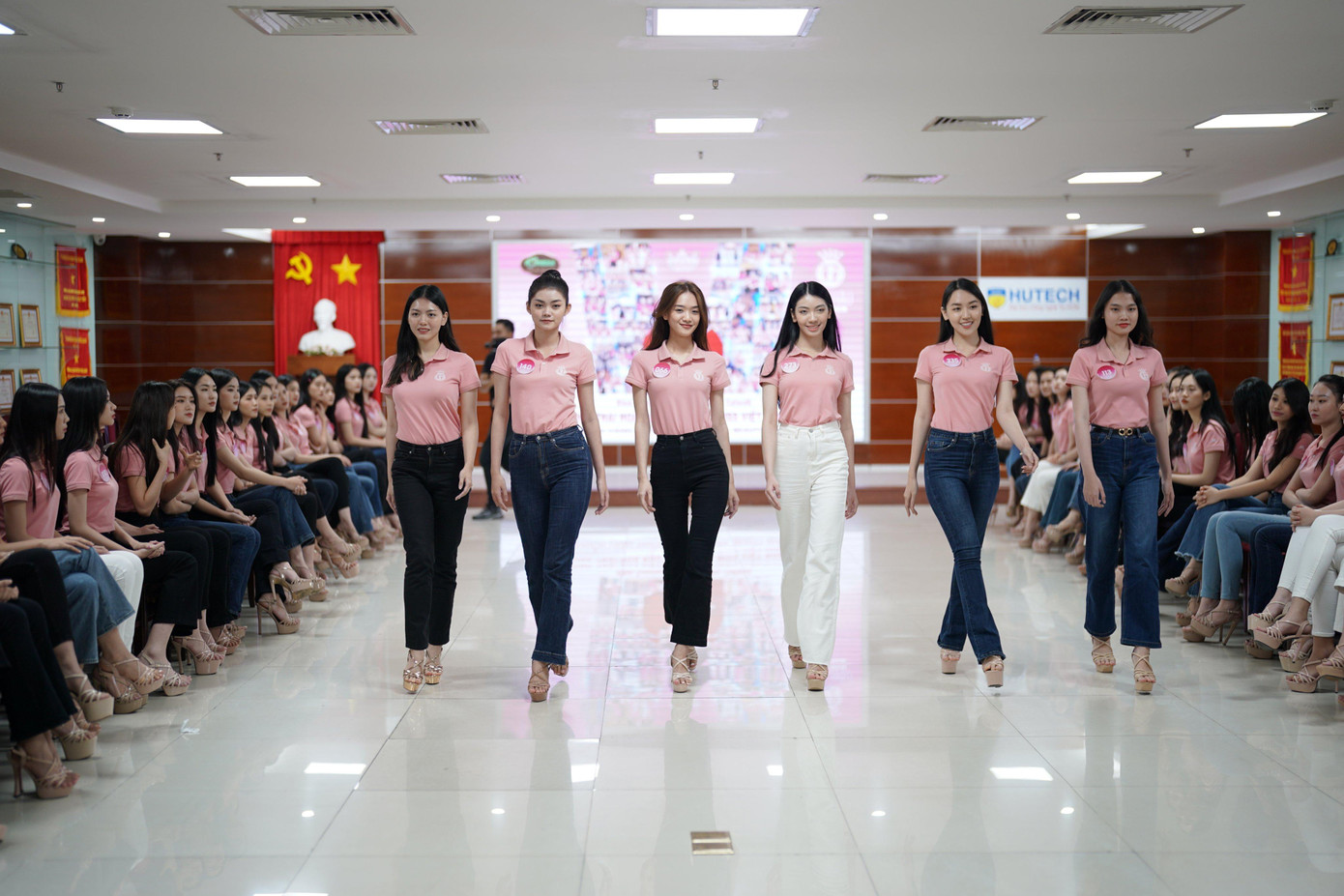 Trong buổi đào tạo, ngoài kỹ năng catwalk cơ bản, thí sinh có cơ hội được rèn giũa sự tự tin, thể hiện thần thái thông qua ánh mắt, dáng đi và từng nụ cười, cử chỉ.