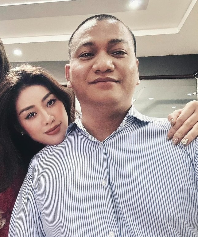 Theo nguồn tin của Tiền Phong, Khánh Vân và Nguyễn Long ra mắt họ hàng hai bên ngày 6/12 tại nhà riêng. Sau đó, Hoa hậu Hoàn vũ Việt Nam 2019 tổ chức tiệc báo hỷ với nhiếp ảnh gia Nguyễn Long ngày 12/12. Theo nguồn tin của Tiền Phong, Khánh Vân và Nguyễn Long ra mắt họ hàng hai bên ngày 6/12 tại nhà riêng. Sau đó, Hoa hậu Hoàn vũ Việt Nam 2019 tổ chức tiệc báo hỷ với nhiếp ảnh gia Nguyễn Long ngày 12/12.