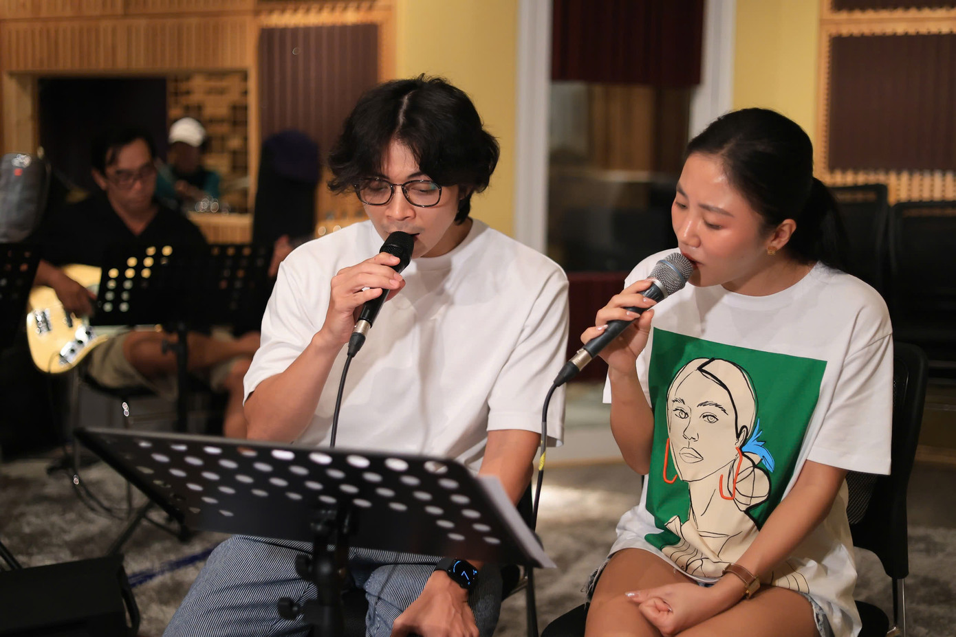 Ngoài tiết mục đơn ca, Lân Nhã có phần kết hợp cùng Văn Mai Hương.