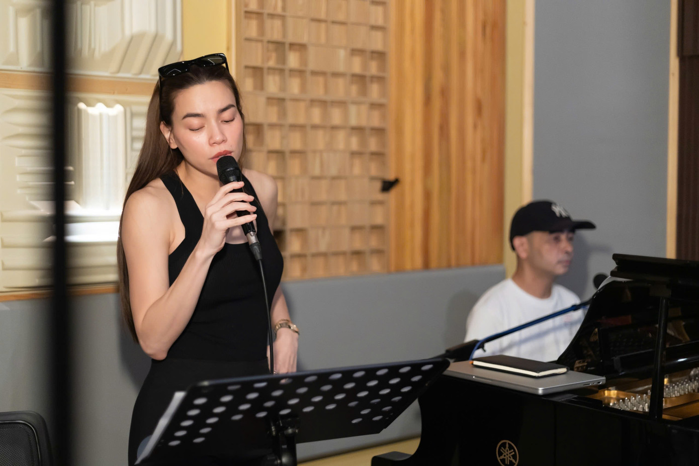 Hồ Ngọc Hà để mặt mộc, mặc đơn giản đến buổi tập cho đêm nhạc Đức Trí. Nữ ca sĩ hứa hẹn màn song ca với nam nhạc sĩ sẽ làm hài lòng khán giả. Trong lúc tập, hai nghệ sĩ có góp ý thẳng thắn, chỉ ra điểm cần khắc phục. &quot;Lúc tập luyện, tôi và anh khắc khẩu, nhưng lên sân khấu, Đức Trí rất ngọt ngào&quot;, Hồ Ngọc Hà nói tại buổi tập.