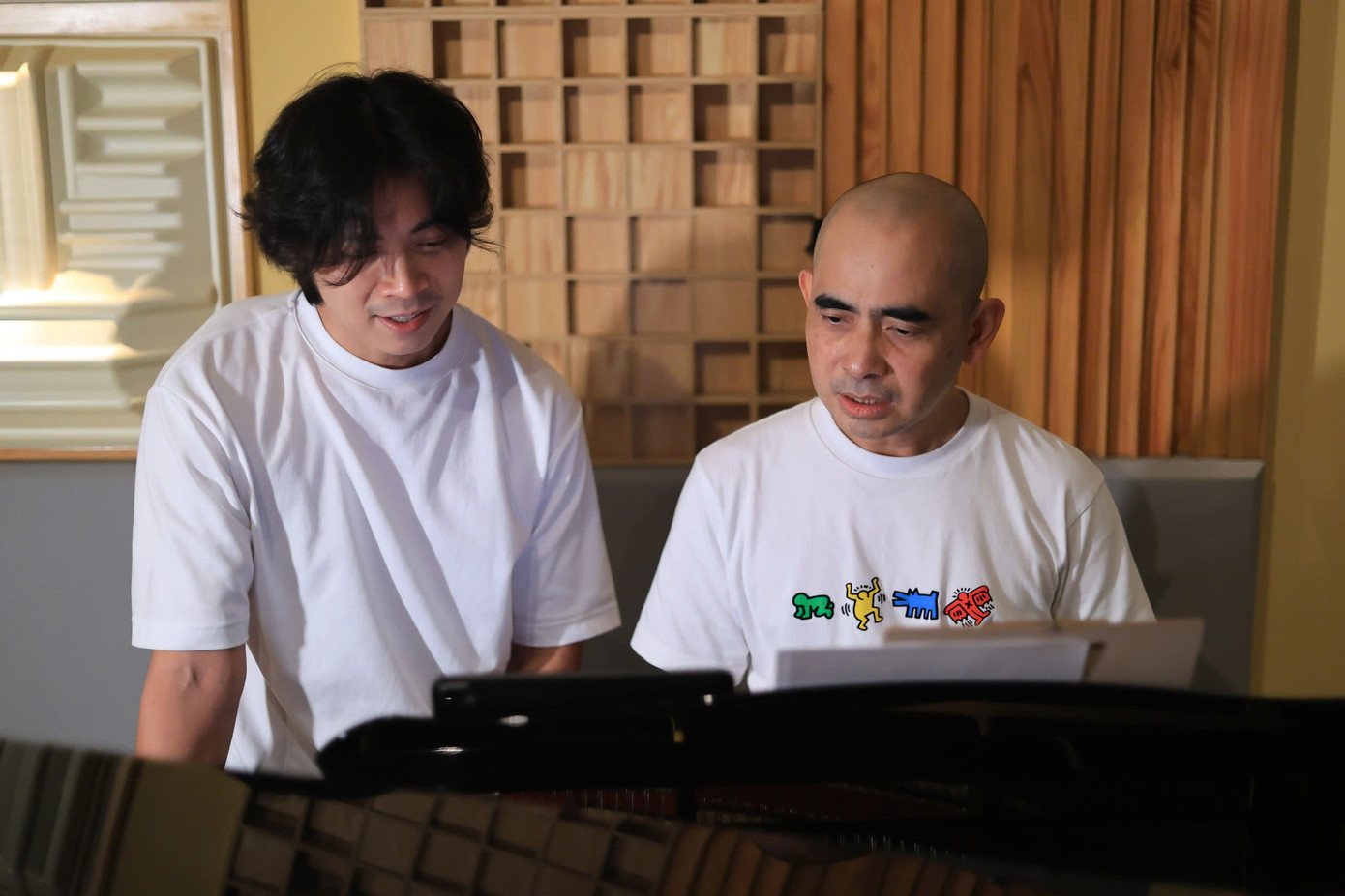 Nam ca sĩ và Đức Trí thảo luận để tạo nên tiết mục ưng ý.