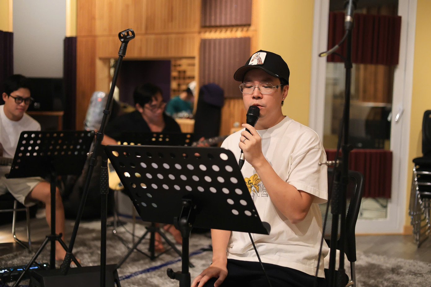 Lê Hiếu đến buổi tập cùng Đức Trí từ sớm. Gần đây, nam ca sĩ tập trung giảm cân. Giọng ca Và tôi cũng yêu em nói anh siêng tập thể dục để lấy lại vóc dáng như lúc còn độc thân để xuất hiện chỉn chu nhất tại live concert Có đôi lần.