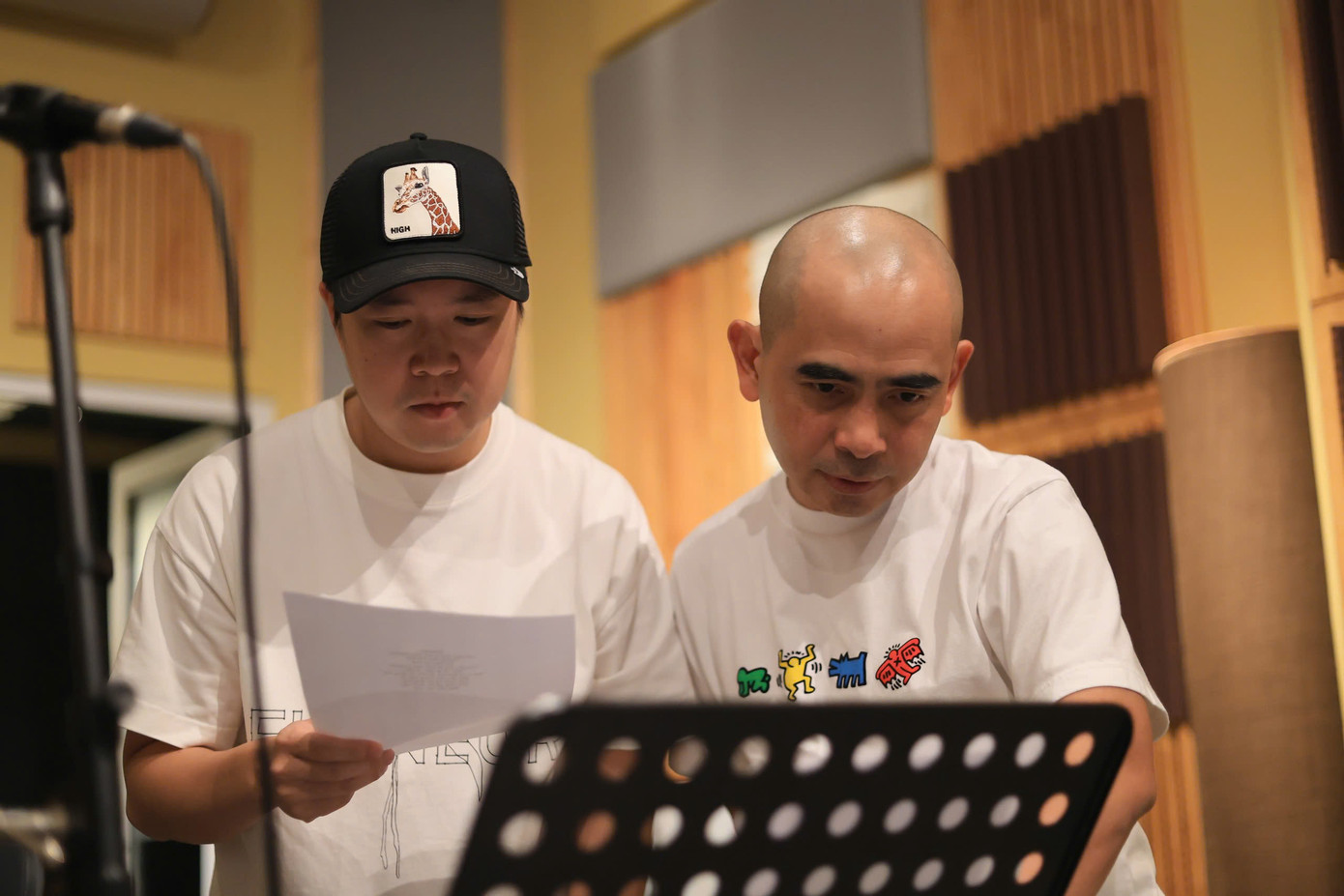 Lê Hiếu và Đức Trí thảo luận tiết mục tại live concert.