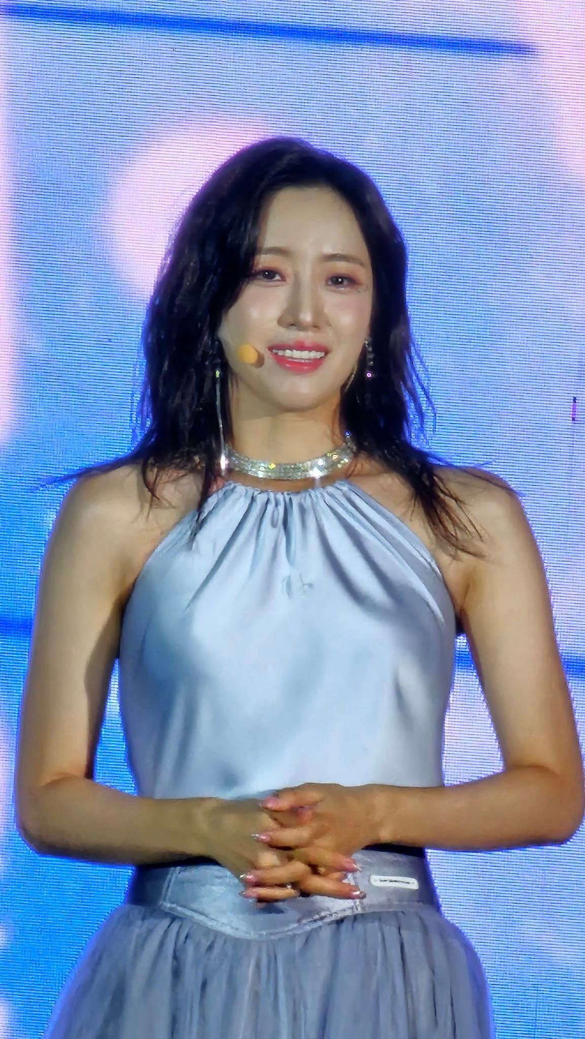 Phần biểu diễn của Eunjung (T-ara) được cổ vũ mạnh không kém lúc EXO hát. Thành viên nhóm T-ara còn khiến nhiều người thích thú khi hát tiếng Việt. Phần biểu diễn của Eunjung (T-ara) được cổ vũ mạnh không kém lúc EXO hát. Thành viên nhóm T-ara còn khiến nhiều người thích thú khi hát tiếng Việt.