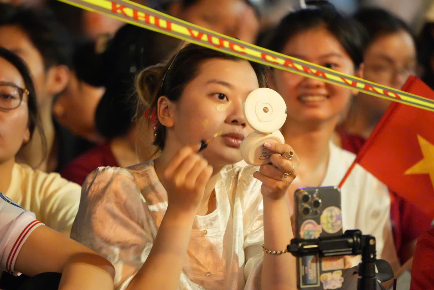 Nhiều bạn trẻ đặt sẵn máy livestream, ghi hình, tranh thủ thời gian chỉn chu trang phục, lớp trang điểm, chuẩn bị hòa vào không khí đại lễ nhộn nhịp tại khu vực trung tâm TPHCM.