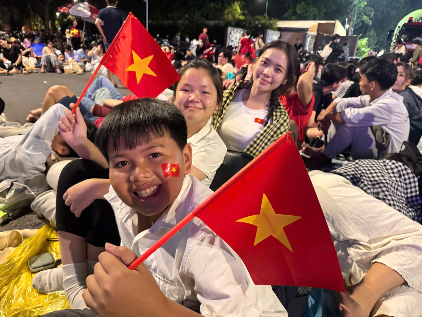 Trương Thị Thúy Vy (19 tuổi, sinh viên ĐH Nguyễn Tất Thành, Long An) chia sẻ cô về quê ngày 28 nhưng vì không khí TPHCM quá nhộn nhịp và hân hoan nên quyết định dẫn hai em trở lại TPHCM ngày 29, &quot;cắm trại&quot; trên đường Hai Bà Trưng để hòa vào không khí tự hào trước đại lễ.