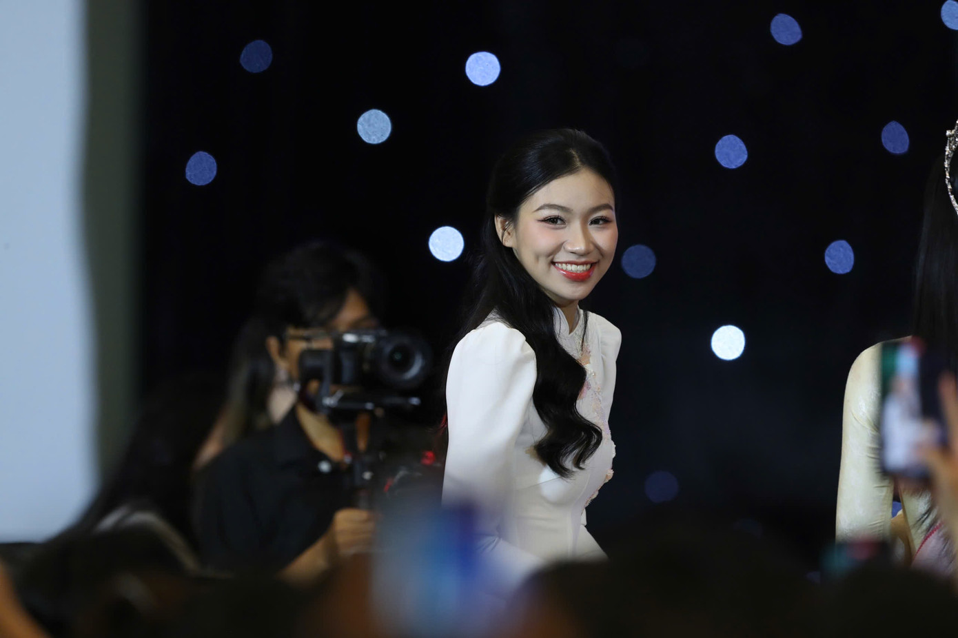 Trong buổi giao lưu tại trường Đại học Tài chính - Marketing, Huyền Cơ xuất hiện với tư cách Á khôi Nét đẹp sinh viên UFM, đồng thời là Top 15 Hoa hậu Việt Nam 2025. Cô gái sinh năm 2003 được sinh viên, lãnh đạo nhà trường chào đón nồng nhiệt trong buổi về trường, giao lưu cùng Hoa hậu Hà Trúc Linh, Á hậu Châu Anh và Á hậu Vân Nhi.