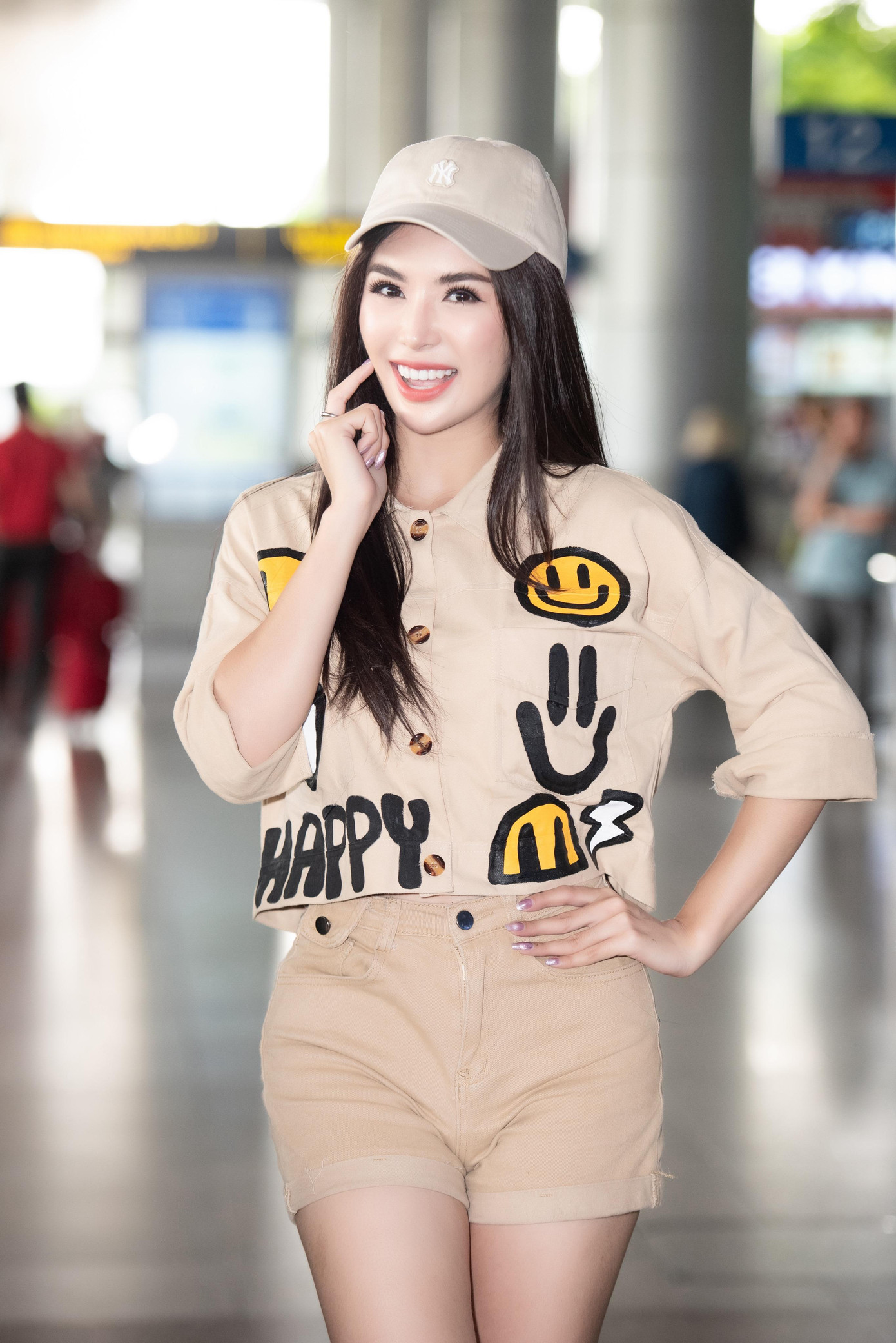 Waruchana Radomlek xuất hiện tại sân bay với phong cách trẻ trung. Cô phối áo sơ mi be với quần short cùng tông màu.