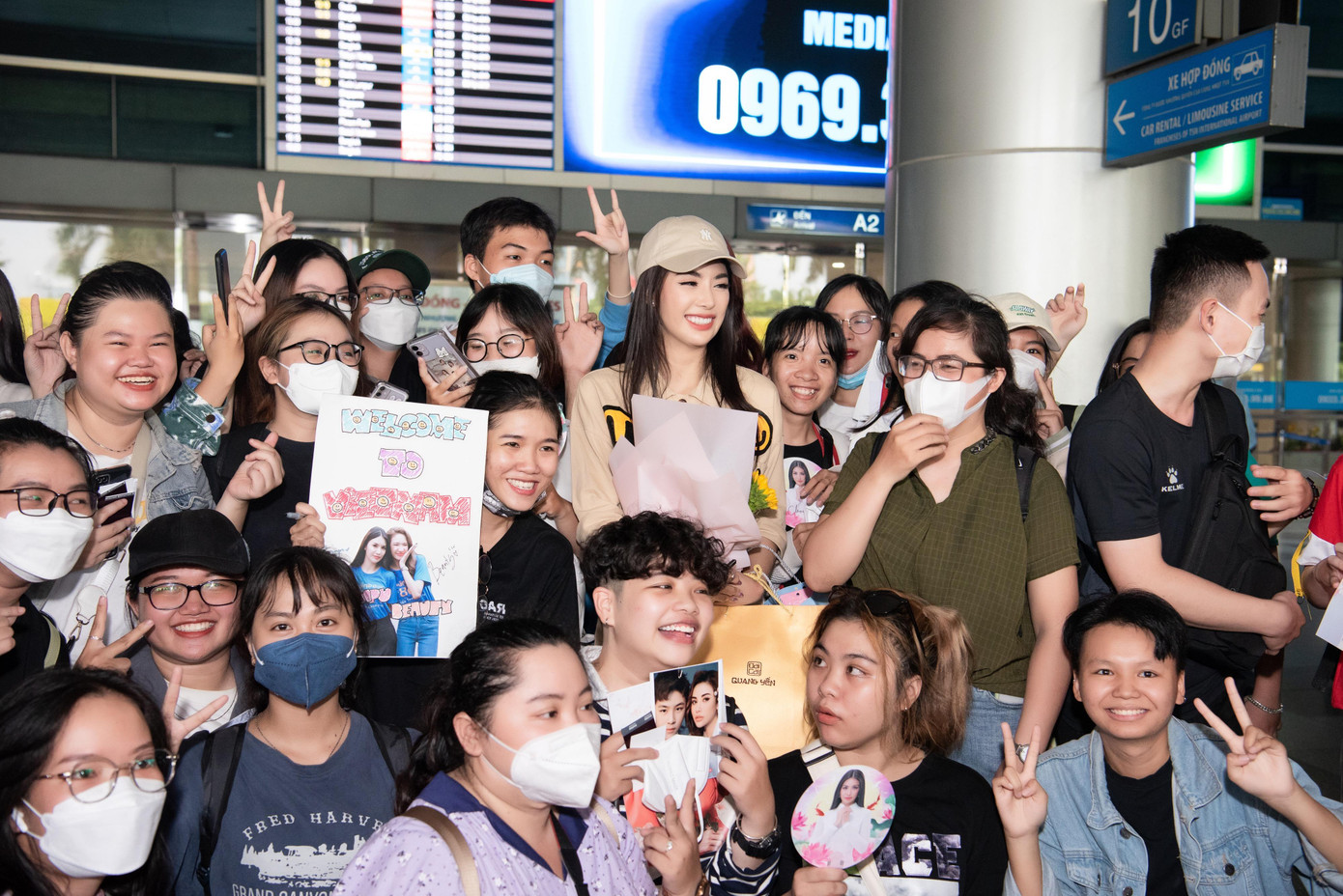 Sau khi có mặt tại sân bay Tân Sơn Nhất, Waruchana Radomlek và Chompu Athita Payak - hai Á hậu Hòa Bình Thái Lan 2022 - được người hâm mộ chào đón nhiệt tình.