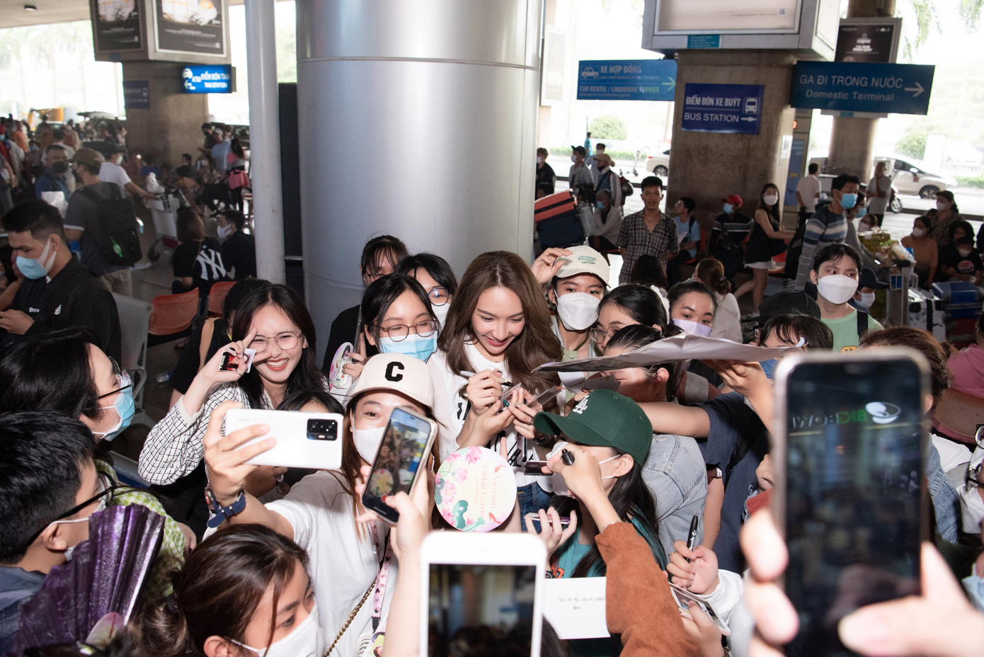 Bộ đôi á hậu đến từ Thái Lan sang Việt Nam theo lời mời của ban tổ chức cuộc thi Miss Grand Vietnam - Hoa hậu Hòa bình Việt Nam. Hai người truyền đạt kinh nghiệm cho các thí sinh để chuẩn bị cho đêm chung kết diễn ra tối 1/10.