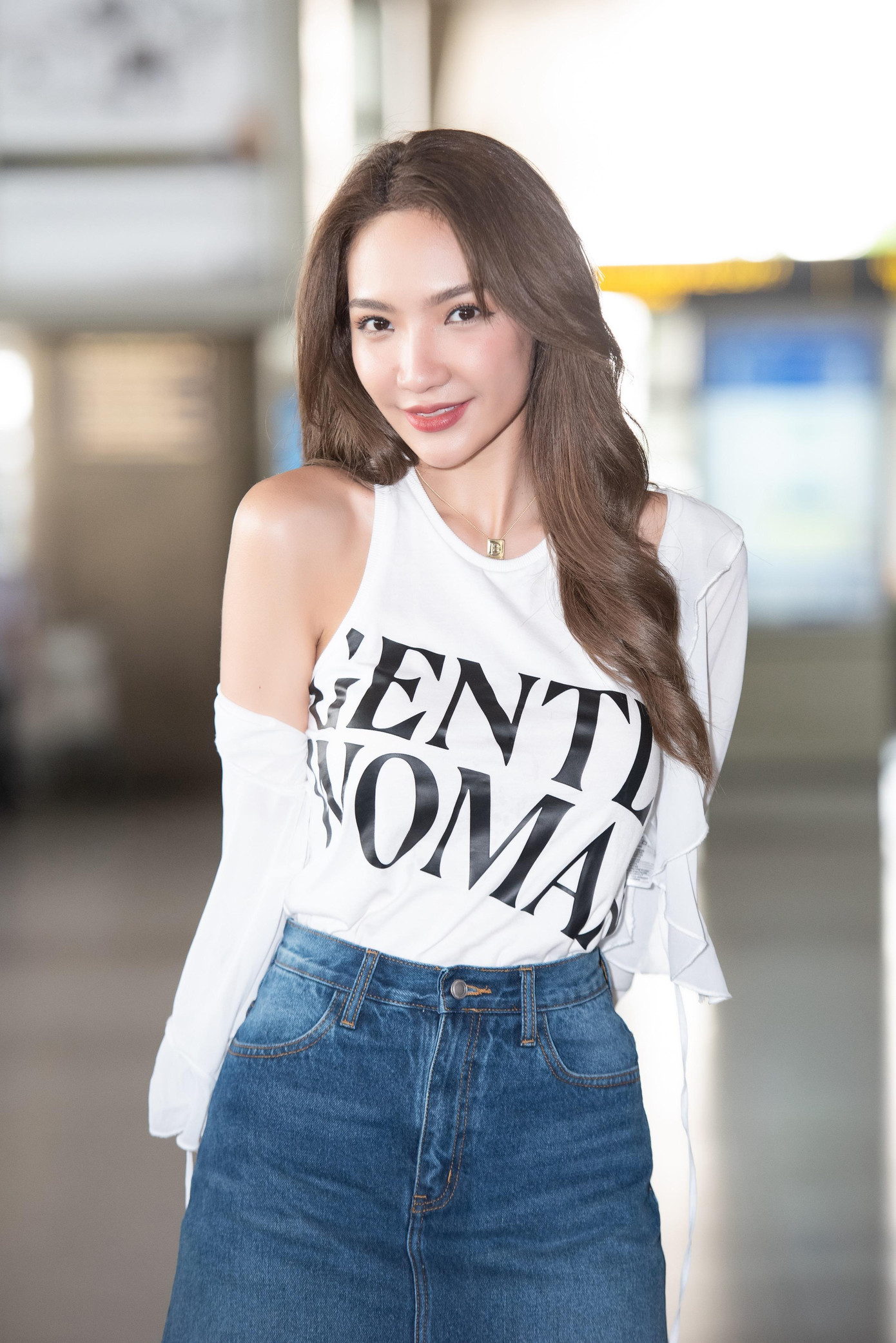 Người đẹp Chompu Athita Payak lại chọn phong cách khỏe khoắn nhưng không kém phần gợi cảm khi trở lại Việt Nam. Chi tiết hở vai giúp nàng hậu tăng thêm vẻ nữ tính.