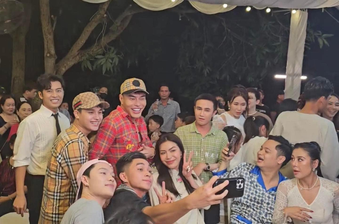 Dàn sao quậy hết mình tại tiệc cưới Puka và Gin Tuấn Kiệt trong trang phục người miền quê.