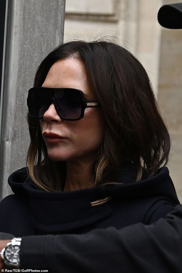 Buổi sáng cùng ngày, Victoria Beckham xuất hiện với phong cách đơn giản. Kính mát là phụ kiện không thể thiếu của bà Beck, giúp nhà thiết kế trông ấn tượng mỗi khi xuất hiện. Buổi sáng cùng ngày, Victoria Beckham xuất hiện với phong cách đơn giản. Kính mát là phụ kiện không thể thiếu của bà Beck, giúp nhà thiết kế trông ấn tượng mỗi khi xuất hiện.