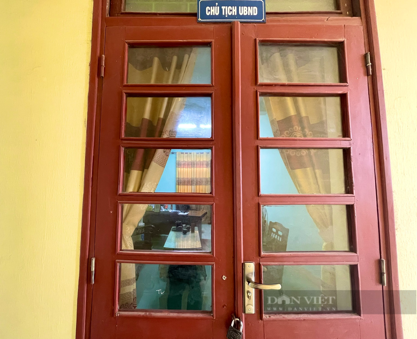 Phòng của Chủ tịch UBND xã Cảnh Hóa khóa chặt cửa nhưng vẫn sáng đèn phía trong. Ảnh: Trần Anh. Phòng của Chủ tịch UBND xã Cảnh Hóa khóa chặt cửa nhưng vẫn sáng đèn phía trong. Ảnh: Trần Anh.