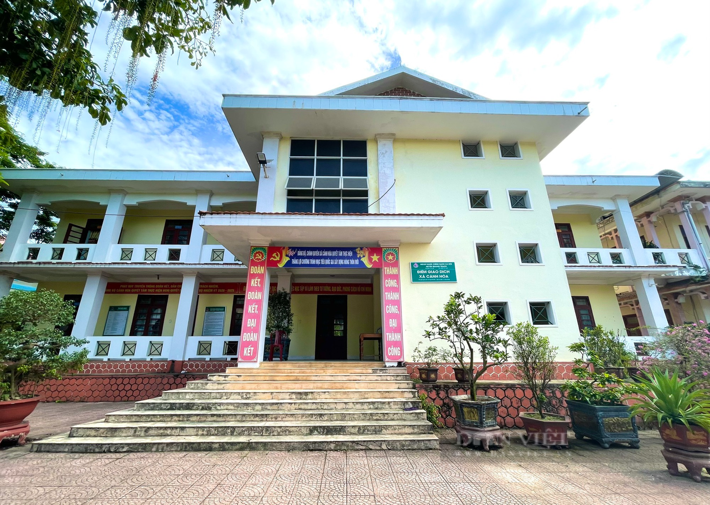 Trụ sở UBND xã Cảnh Hóa vắng hoe trong ngày làm việc bình thường vì lãnh đạo đi xem đánh bóng chuyền. Ảnh: Trần Anh. Trụ sở UBND xã Cảnh Hóa vắng hoe trong ngày làm việc bình thường vì lãnh đạo đi xem đánh bóng chuyền. Ảnh: Trần Anh.