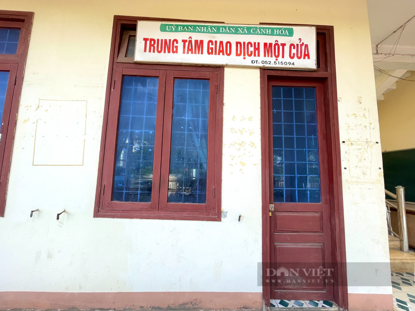 Trung tâm giao dịch một cửa của UBND xã Cảnh Hóa đóng cửa, không có người làm việc, nhiều người dân đến giao dịch phải quay về. Ảnh: Trần Anh. Trung tâm giao dịch một cửa của UBND xã Cảnh Hóa đóng cửa, không có người làm việc, nhiều người dân đến giao dịch phải quay về. Ảnh: Trần Anh.