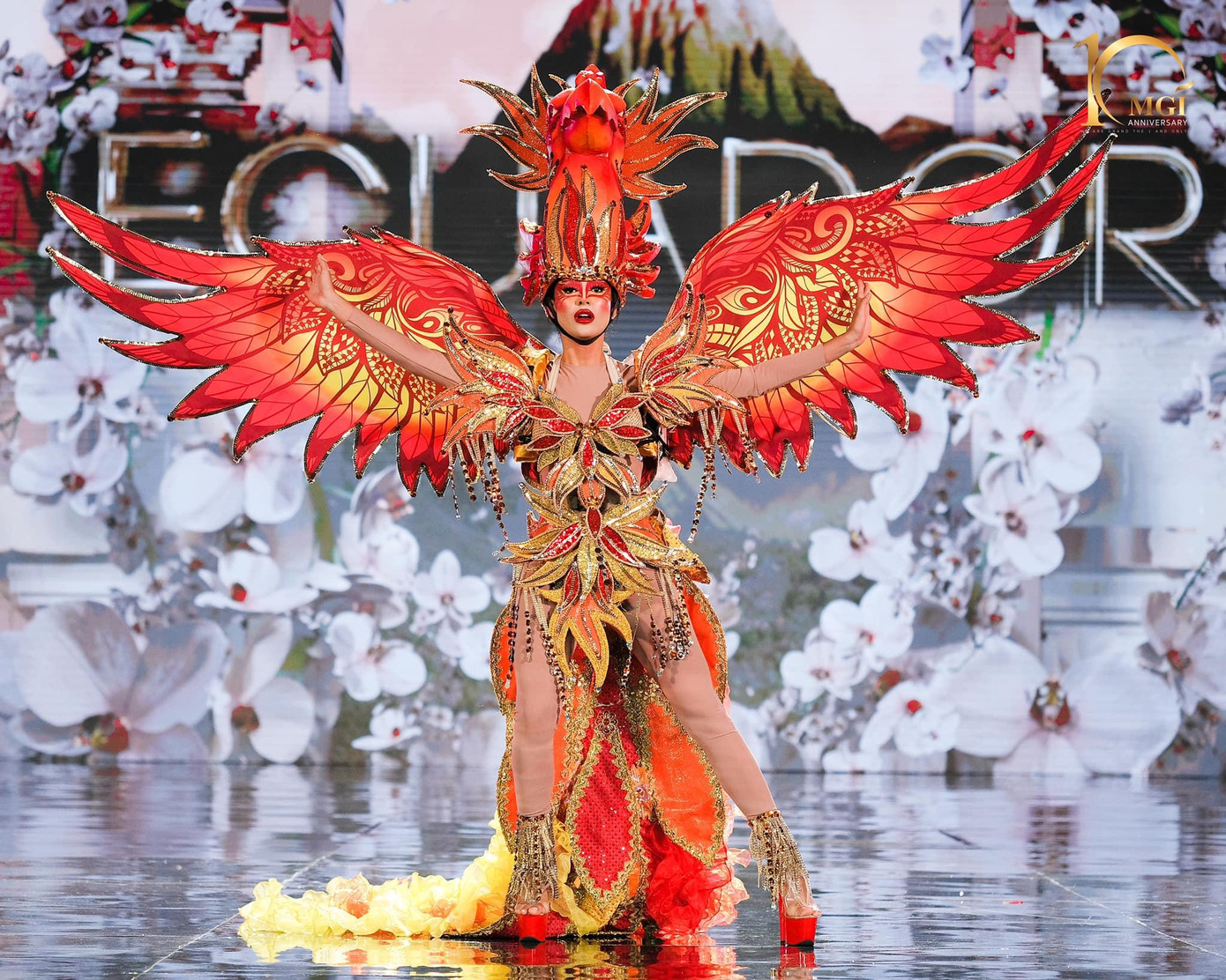 Đại diện Ecuador diện quốc phục lấy cảm hứng từ quốc điểu kền kền khoang cổ. Khả năng trình diễn ấn tượng cùng màu sắc sặc sỡ giúp người đẹp ghi điểm trong đêm thi.