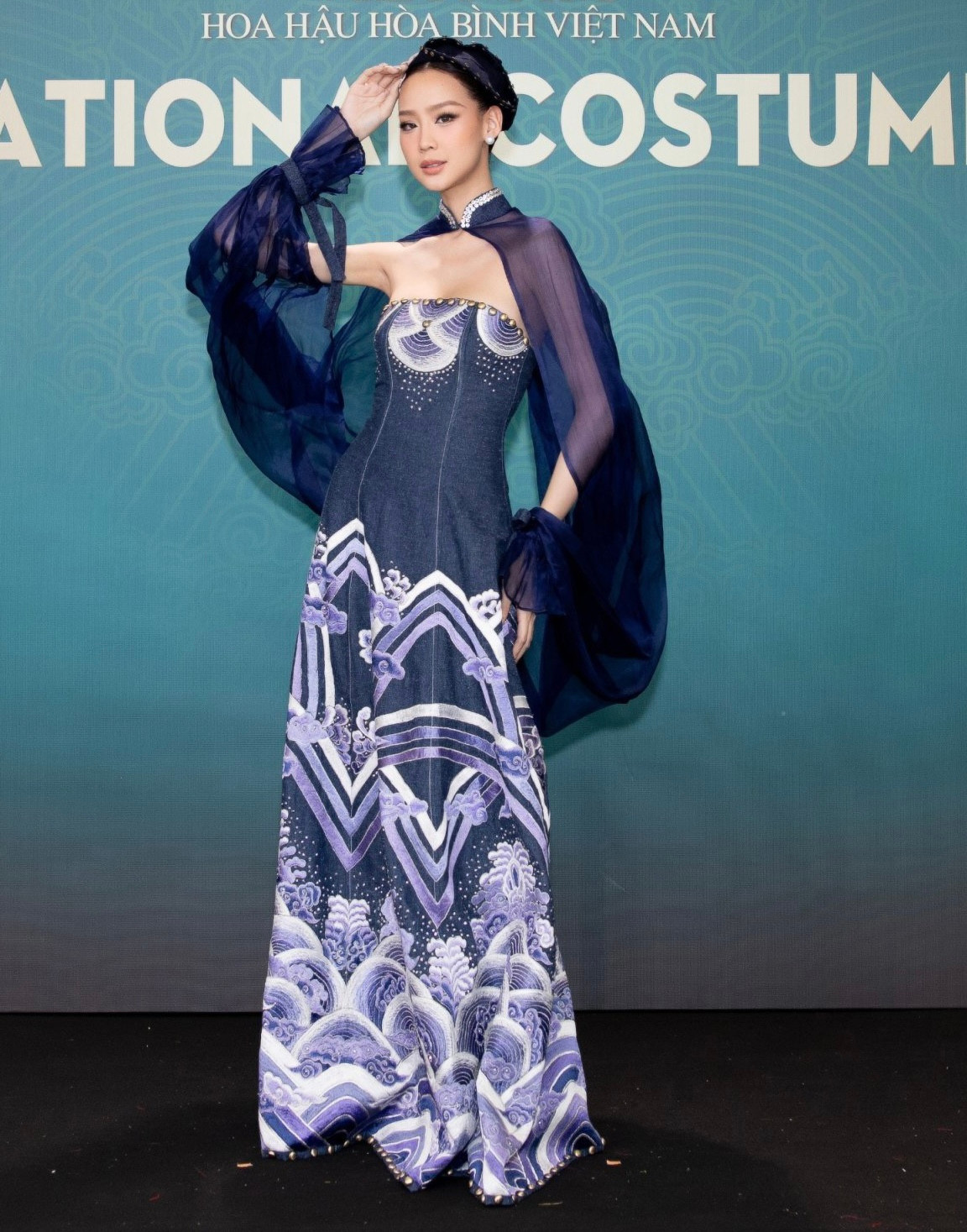 Đương kim Hoa hậu Liên lục địa Lê Nguyễn Bảo Ngọc với áo dài cách tân, phần thân trên cúp ngực, tạo điểm nhấn với tay áo voan.