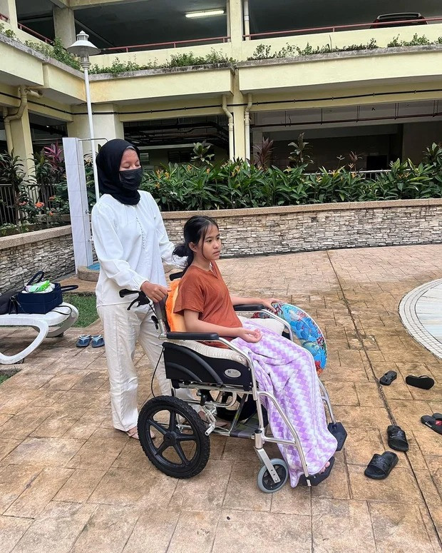 Puteri Rafasya không thể tự đi đứng, vệ sinh không kiểm soát sau khi bị tai nạn. Puteri Rafasya không thể tự đi đứng, vệ sinh không kiểm soát sau khi bị tai nạn.