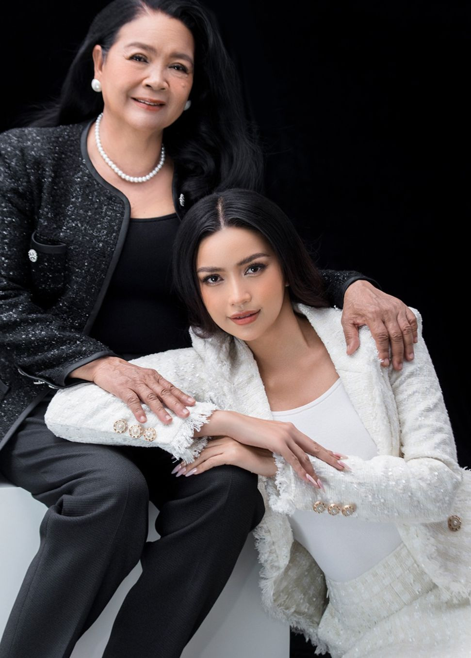 Lần hiếm hoi cô Bảy trang điểm, mặc cầu kỳ khi xuất hiện ở sự kiện, lên bìa tạp chí thời trang cùng Ngọc Châu.