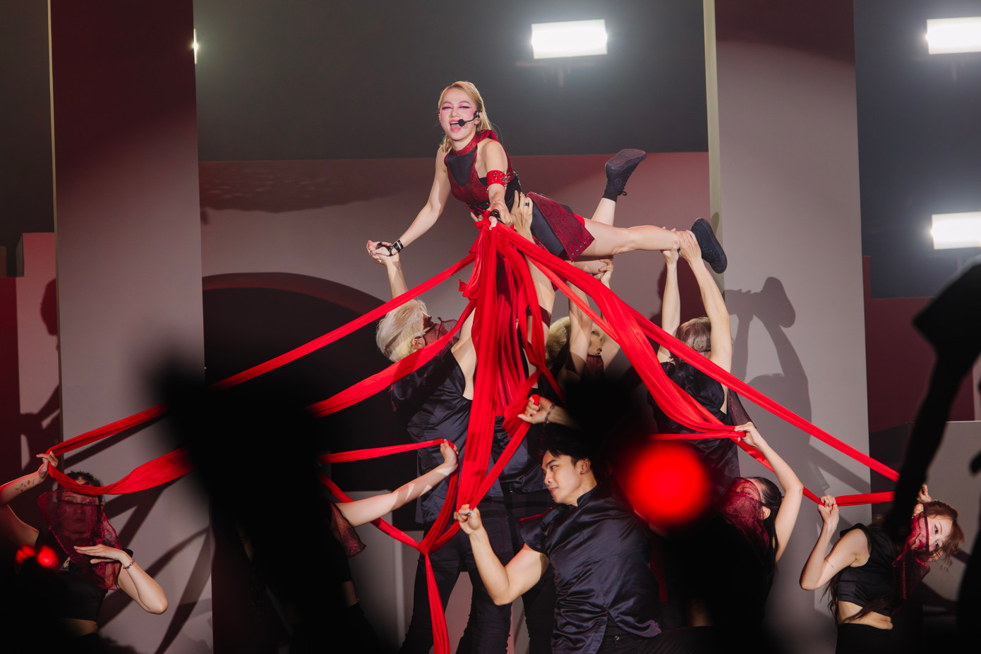 Màn đu dây, nhào lộn giúp đội Một cú lừa giành chiến thắng.