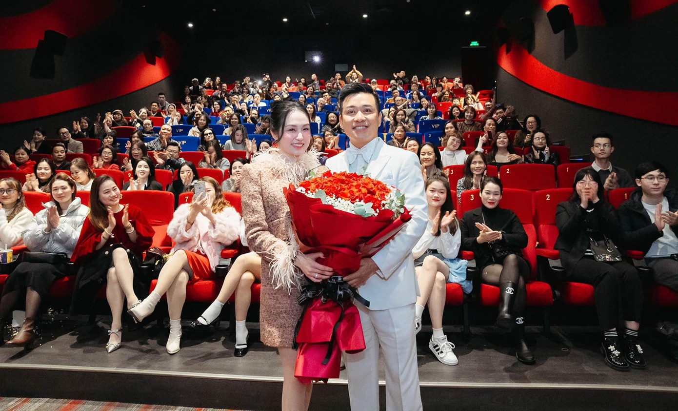 Tuấn Hưng bao rạp để thưởng thức Đào, phở và piano cùng gia đình.