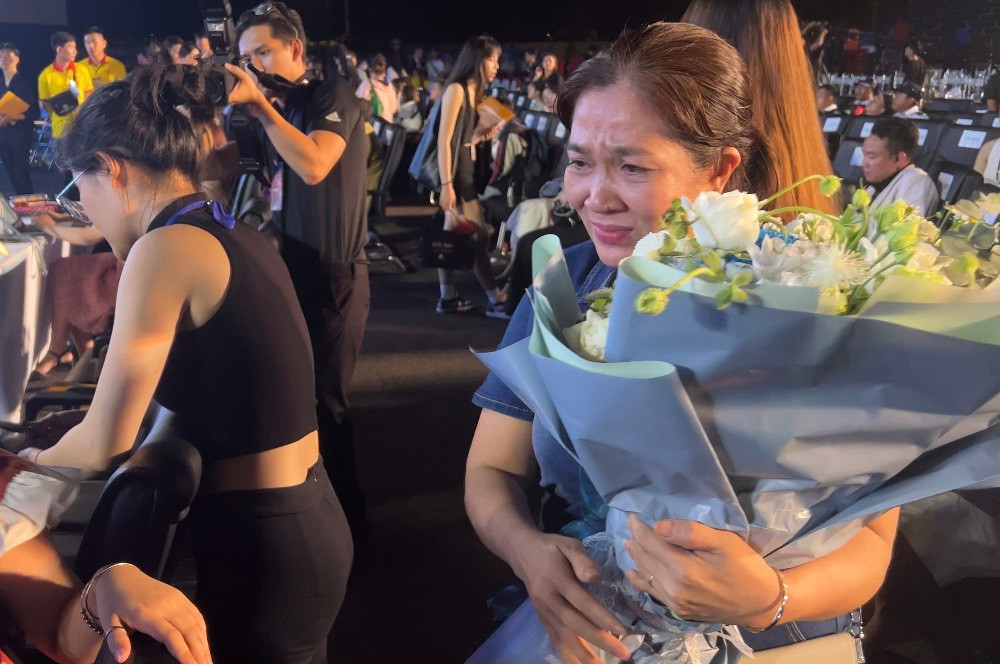 Bà Nguyễn Thị Yến xúc động trao hoa chúc mừng con gái. Bà Nguyễn Thị Yến xúc động trao hoa chúc mừng con gái.