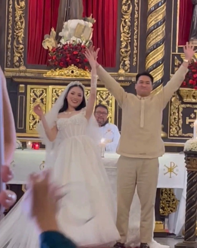 Khoảnh khắc Phillip Nguyễn hôn cô dâu được cộng đồng mạng chia sẻ mạnh. Khi bước vào lễ đường, Linh Rin chia sẻ: &quot;Nhịp đầu tim mình dường như ngừng lại rồi thổn thức hơn bao giờ hết. Cái chạm nhẹ nhàng và tinh tế, cổ điển, sự rực rỡ của tình yêu, ẩn mình trong sự mềm mại và dịu dàng ấy... Bước vào Thánh đường&quot;.