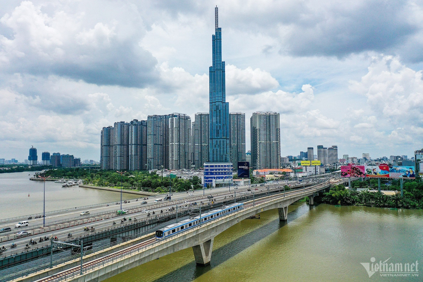 Metro chạy thử nghiệm đoạn trên cao từ ga Văn Thánh đi ga Thảo Điền. Ảnh: Nguyễn Huế Metro chạy thử nghiệm đoạn trên cao từ ga Văn Thánh đi ga Thảo Điền. Ảnh: Nguyễn Huế