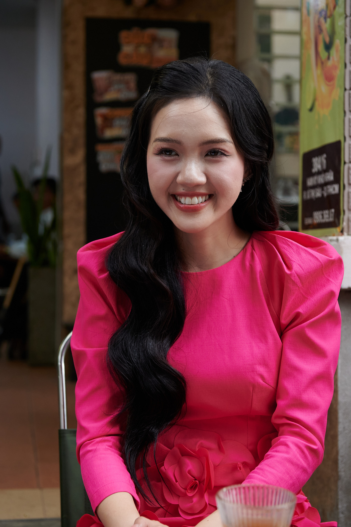 Cận nhan sắc MC song ngữ sinh năm 1999 Mỹ Vân (áo hồng) và Á khôi Đại học Tài chính Marketing Huyền Cơ trong buổi trà chiều.