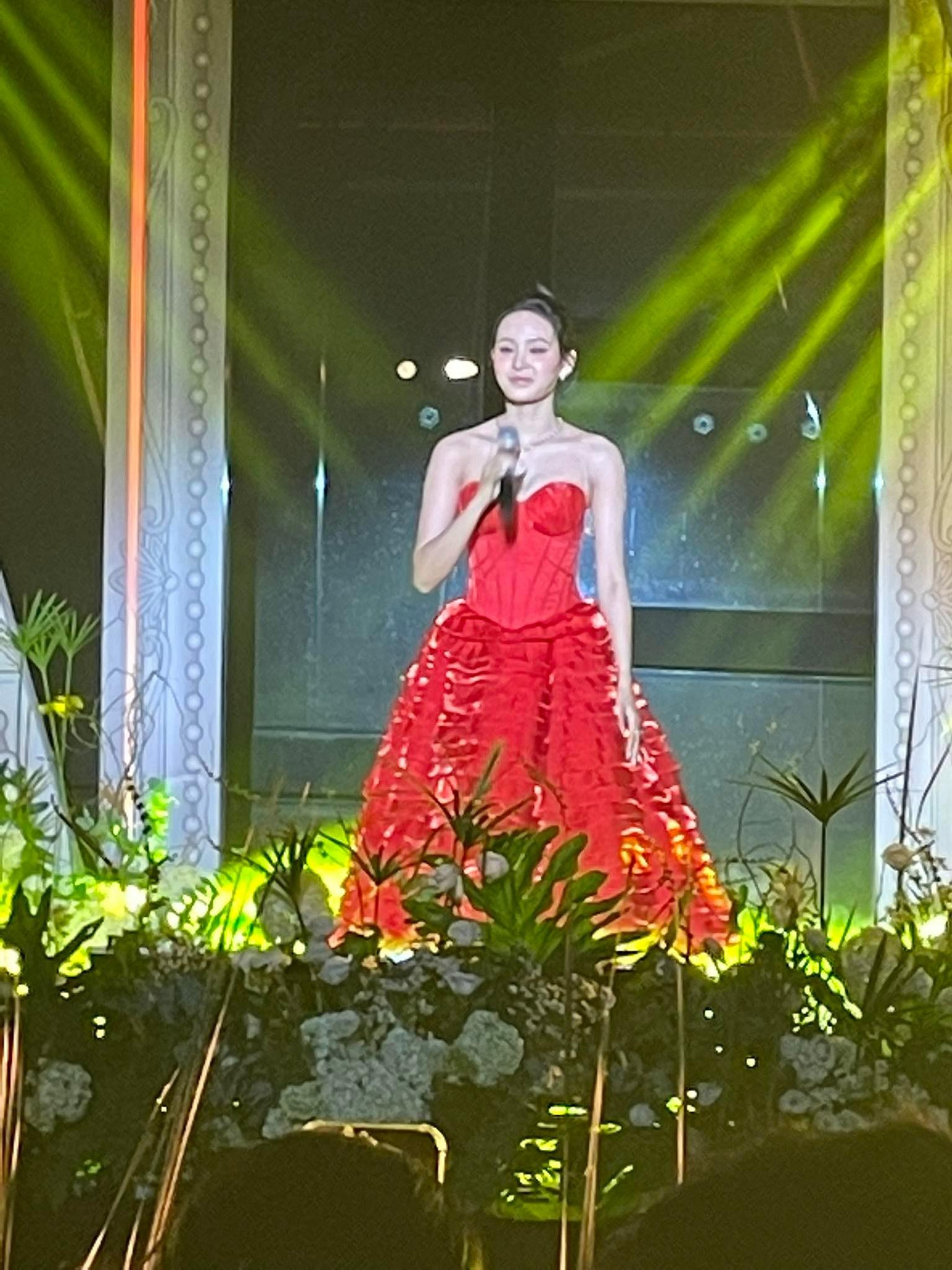 Hiền Hồ xuất hiện với bộ trang phục đỏ rực trong đêm nhạc 11/9. Hiền Hồ xuất hiện với bộ trang phục đỏ rực trong đêm nhạc 11/9.