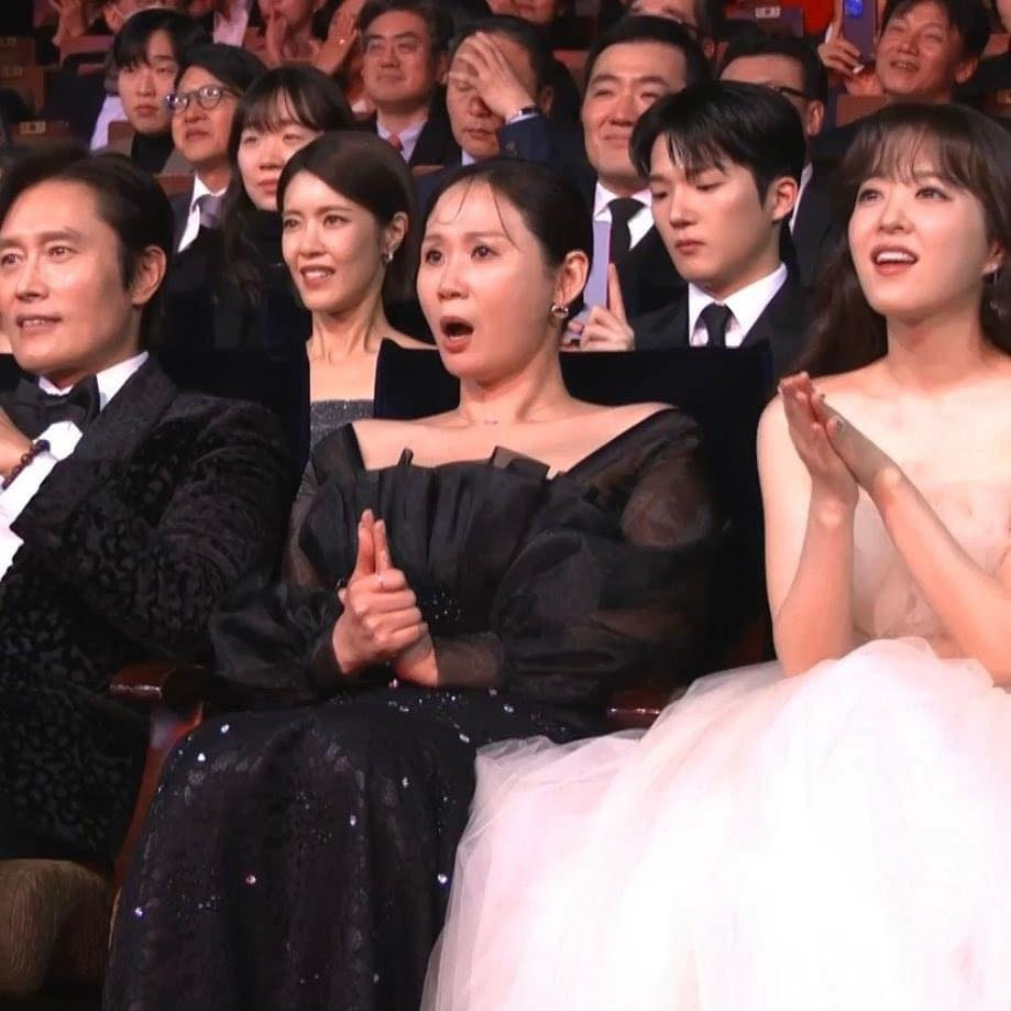 Biểu cảm hài hước của các nghệ sĩ khi xem Park Jin Young biểu diễn.