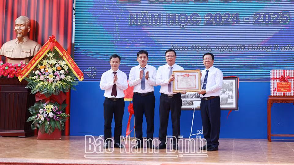 Lãnh đạo Sở Giáo dục và Đào tạo tỉnh tặng Bằng khen của UBND tỉnh cho Trường THPT chuyên Lê Hồng Phong. Lãnh đạo Sở Giáo dục và Đào tạo tỉnh tặng Bằng khen của UBND tỉnh cho Trường THPT chuyên Lê Hồng Phong.