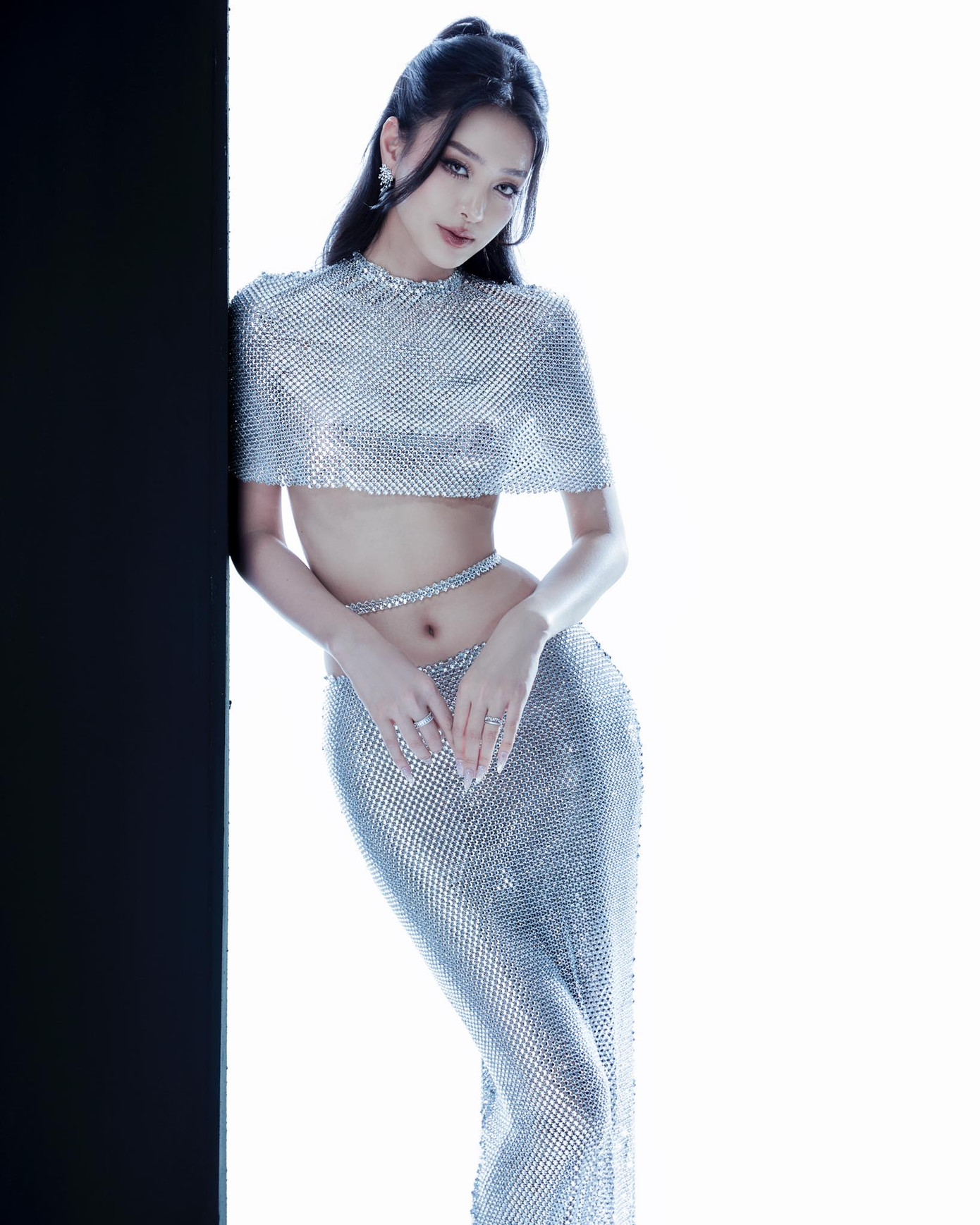 Thiết kế đính sequin ánh bạc lấp lánh với chi tiết thắt eo giúp Miss Intercontinental Vietnam 2024 khoe lợi thế hình thể.