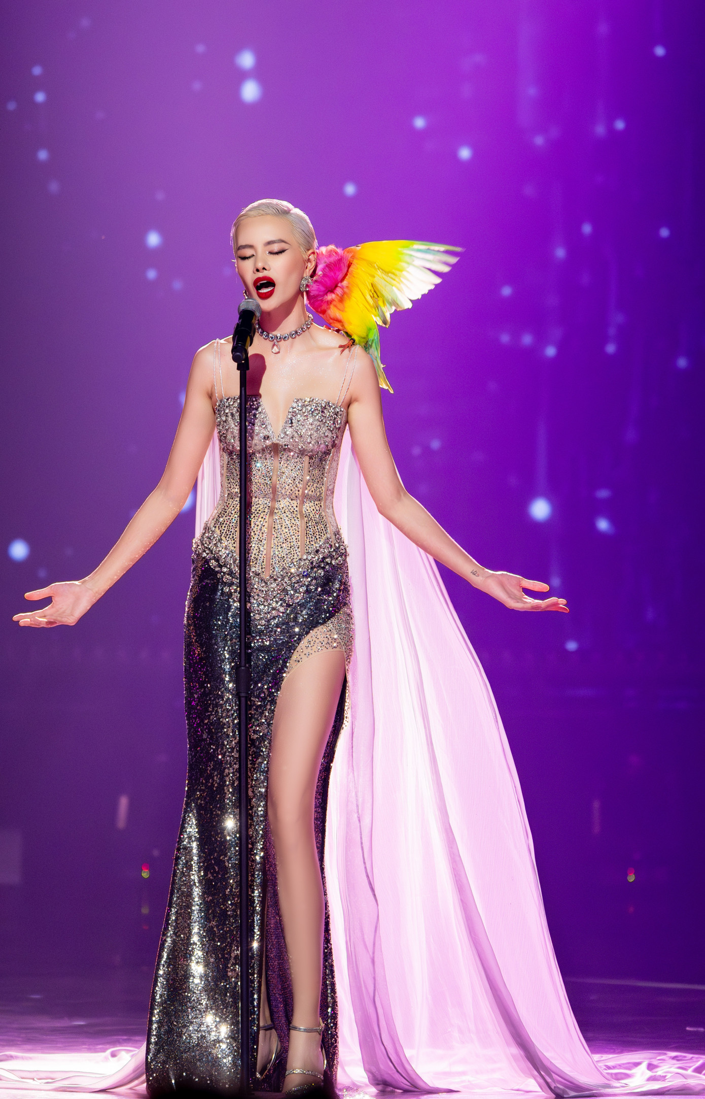 Hà Kino thay đổi phong cách ở Công diễn 5 show Chị đẹp. Hà Kino thay đổi phong cách ở Công diễn 5 show Chị đẹp.