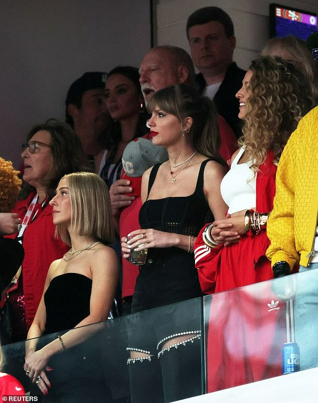 Thời trang của Taylor Swift và Travis Kelce được người hâm mộ săn lùng. Thời trang của Taylor Swift và Travis Kelce được người hâm mộ săn lùng.