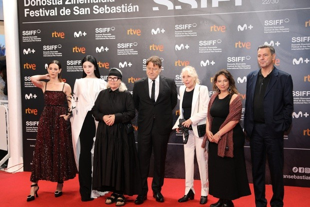 Sáng 23/9, Phạm Băng Băng tham dự Liên hoan phim Quốc tế Sebestián lần thứ 71 tại Tây Ban Nha. Xuất hiện tại thảm đỏ, nữ diễn viên thu hút nhiều sự chú ý của ống kính phóng viên.