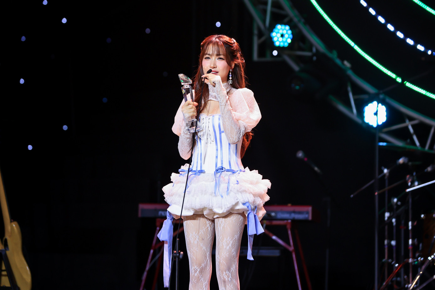 Hòa Minzy được xướng tên ở hạng mục Nữ ca sĩ được yêu thích. Khi lên nhận giải, cô nhìn lại hành trình bắt đầu với âm nhạc, chinh phục khán giả và giải thưởng Làn Sóng Xanh.