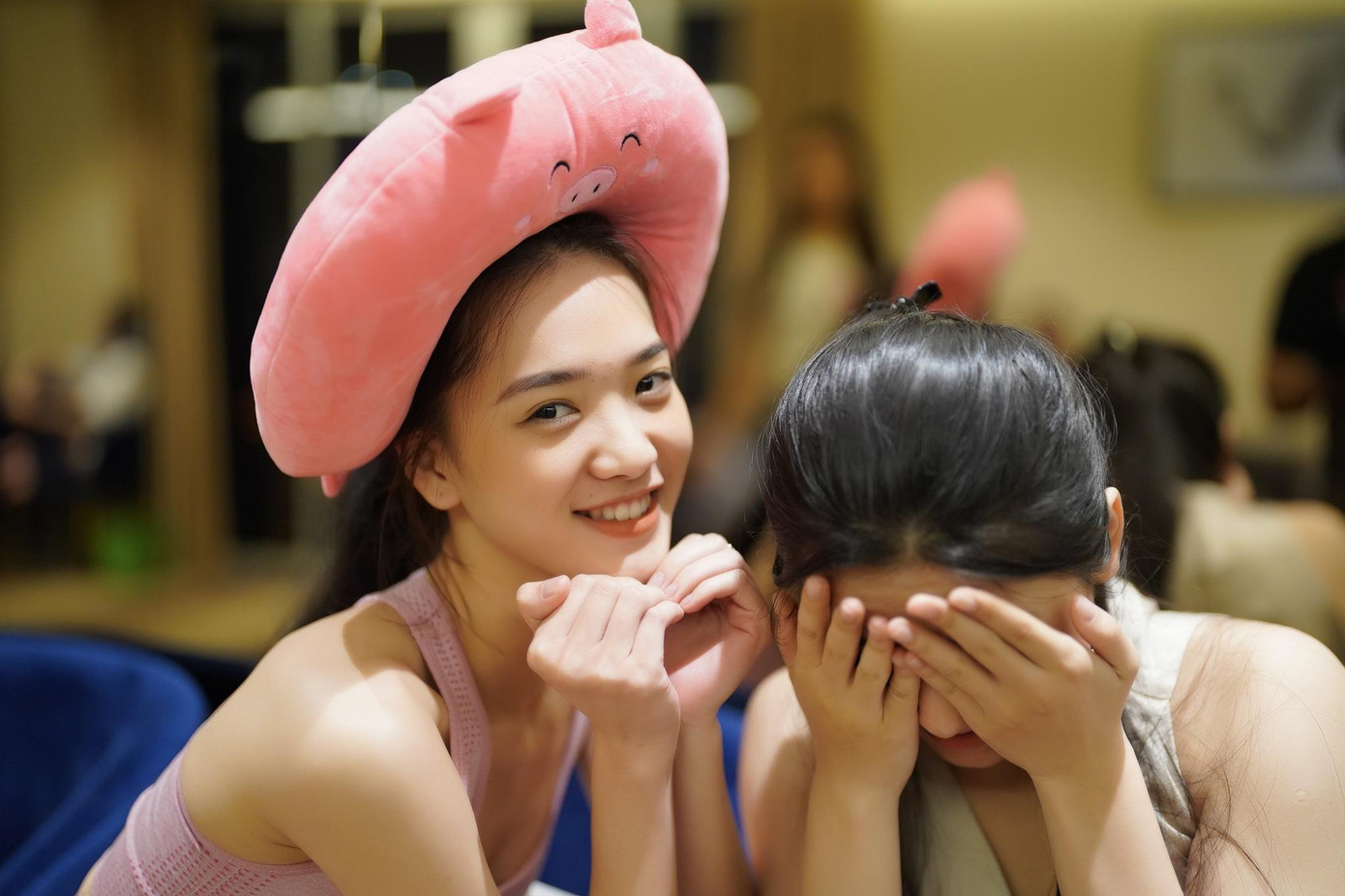 Thí sinh Phan Thị Sen thư giãn, tương tác với ống kính trong buổi tập kéo dài đến 22h đêm. Thí sinh Phan Thị Sen thư giãn, tương tác với ống kính trong buổi tập kéo dài đến 22h đêm.