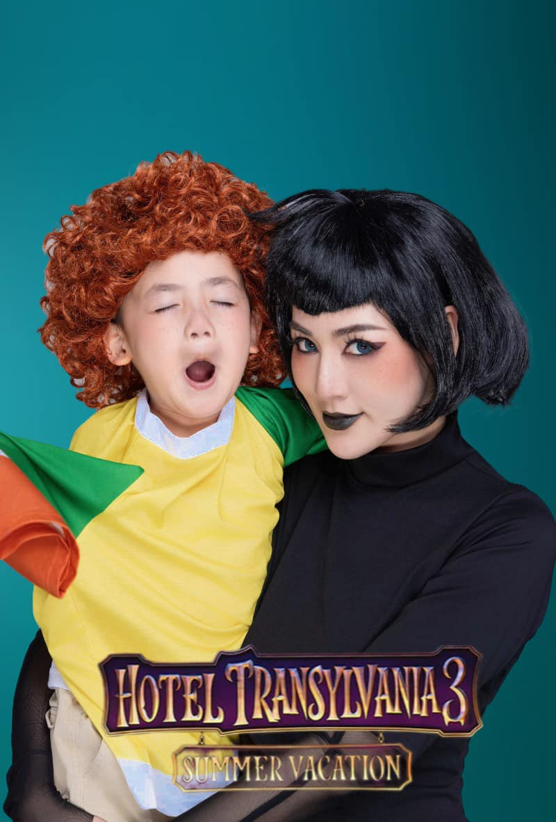 Á hậu Tú Anh và con trai hóa thân thành nhân vật trong bộ phim về ma cà rồng Hotel Transylvania.