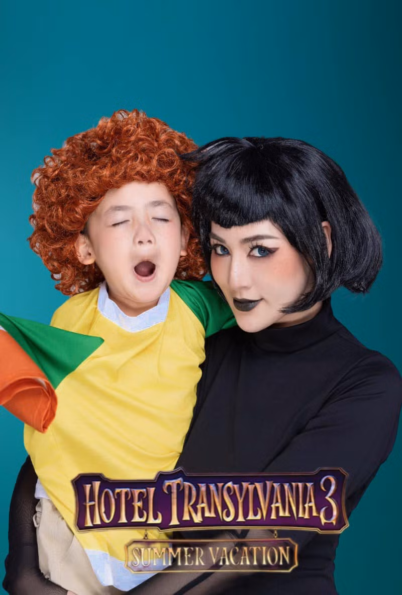 Á hậu Tú Anh và con trai hóa thân thành nhân vật trong bộ phim về ma cà rồng Hotel Transylvania.